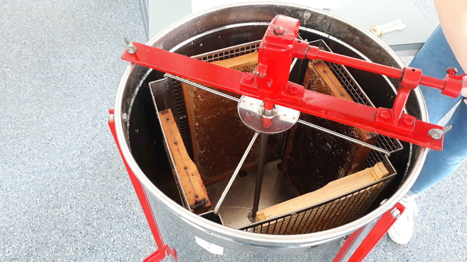 24 Innenansicht Unserer Honigschleuder