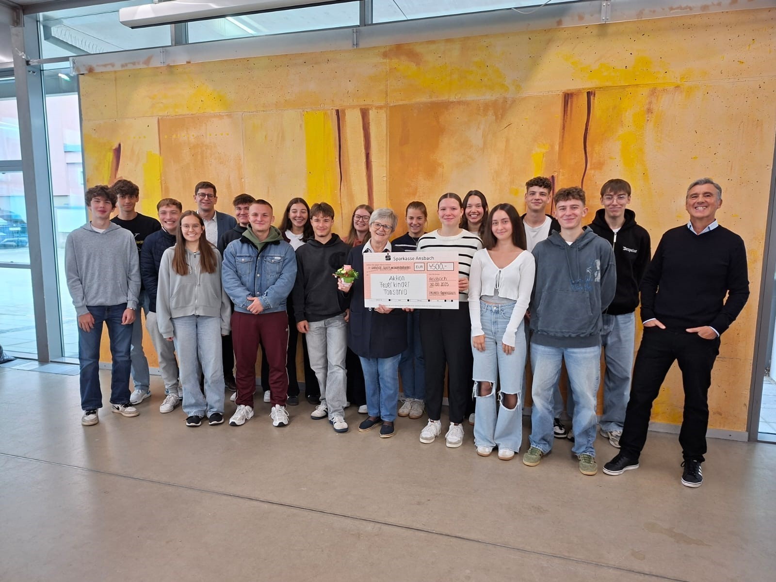 Spendenübergabe an die "Feuerkinder Tansania"