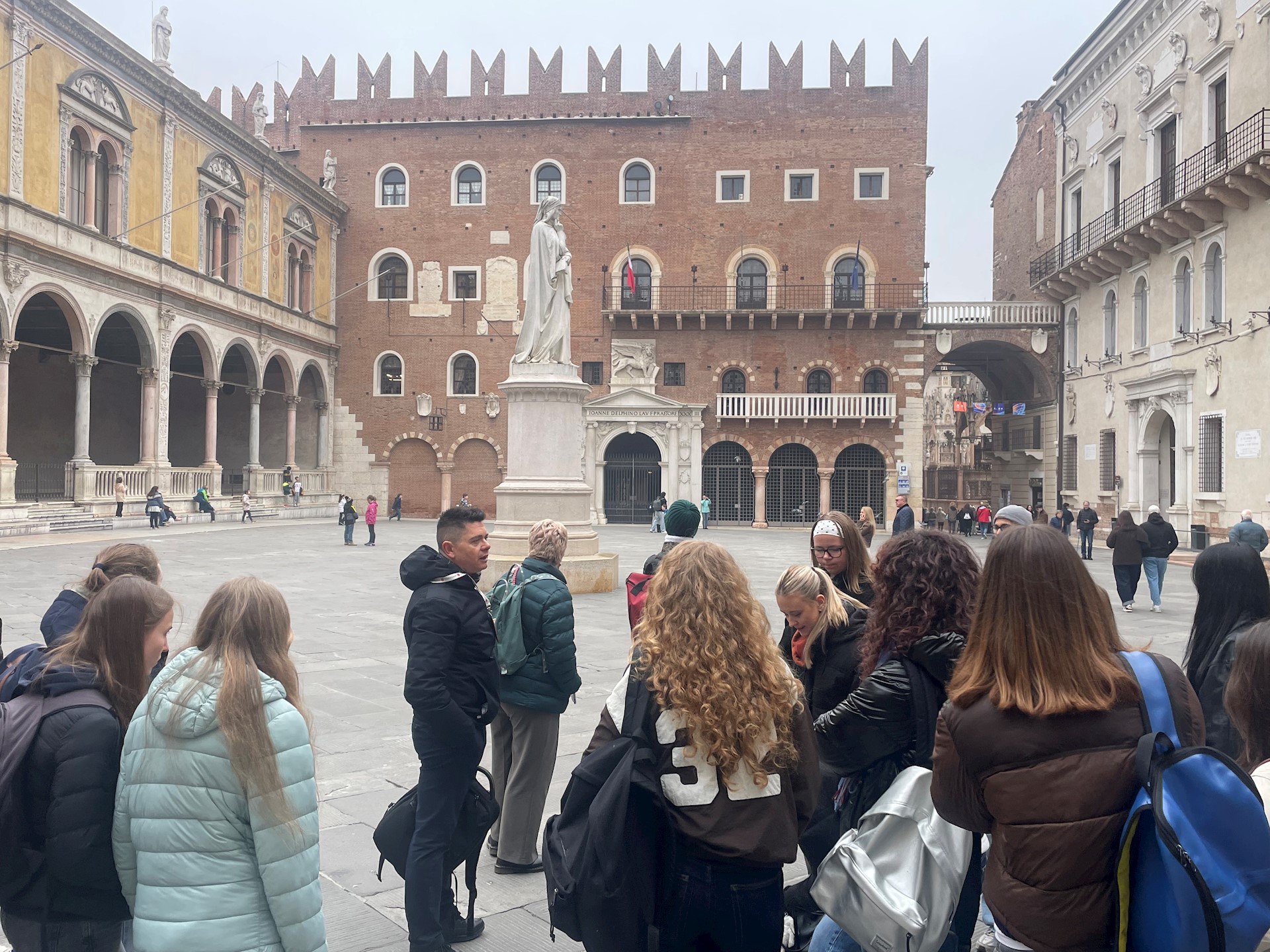 Auf Der Piazza Dante In Verona